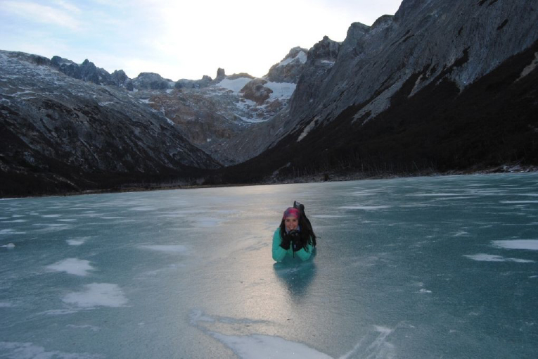 Turista posando sobre el hielo de Ushuaia