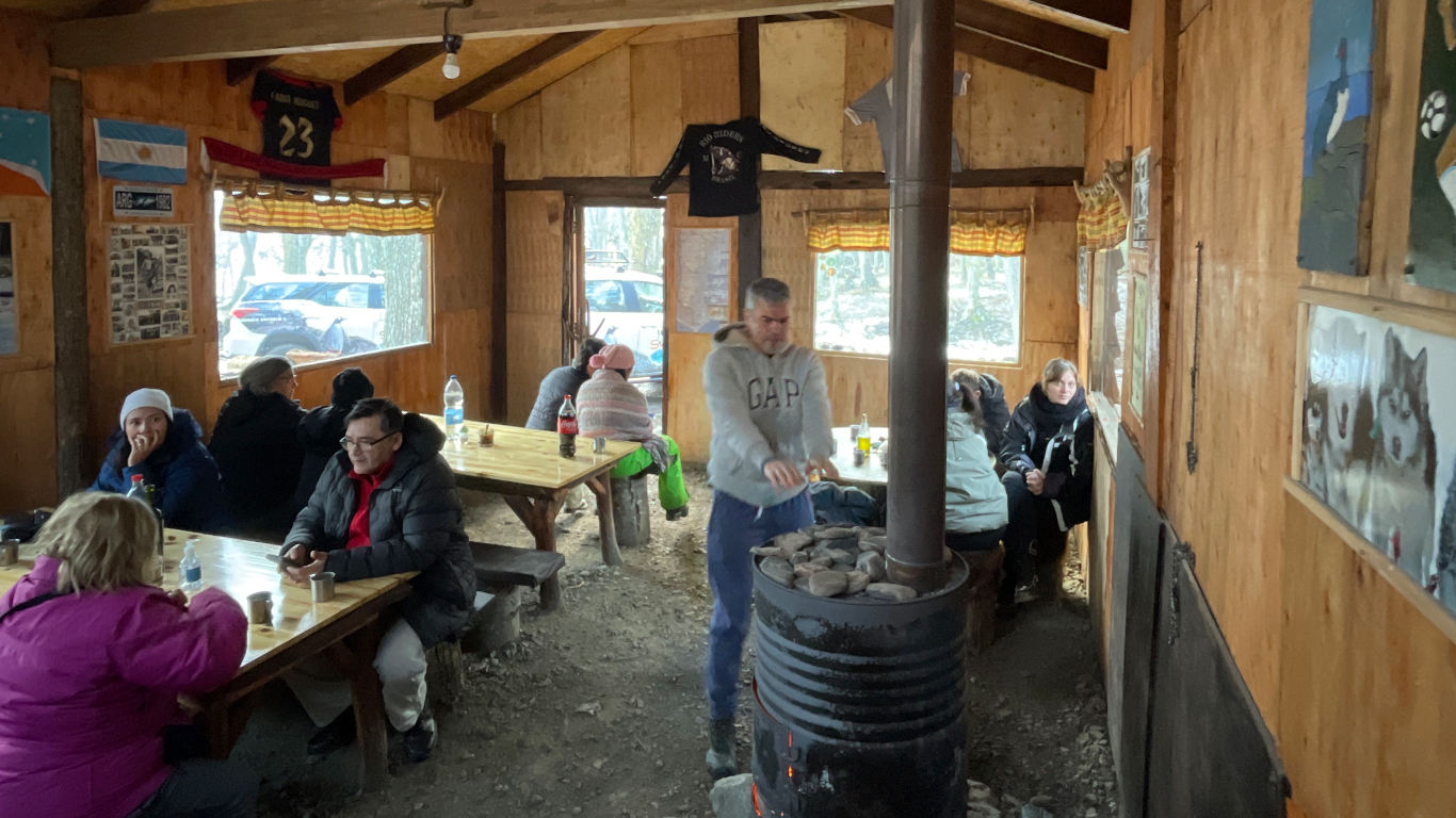 Turistas almorzando en Ushuaia