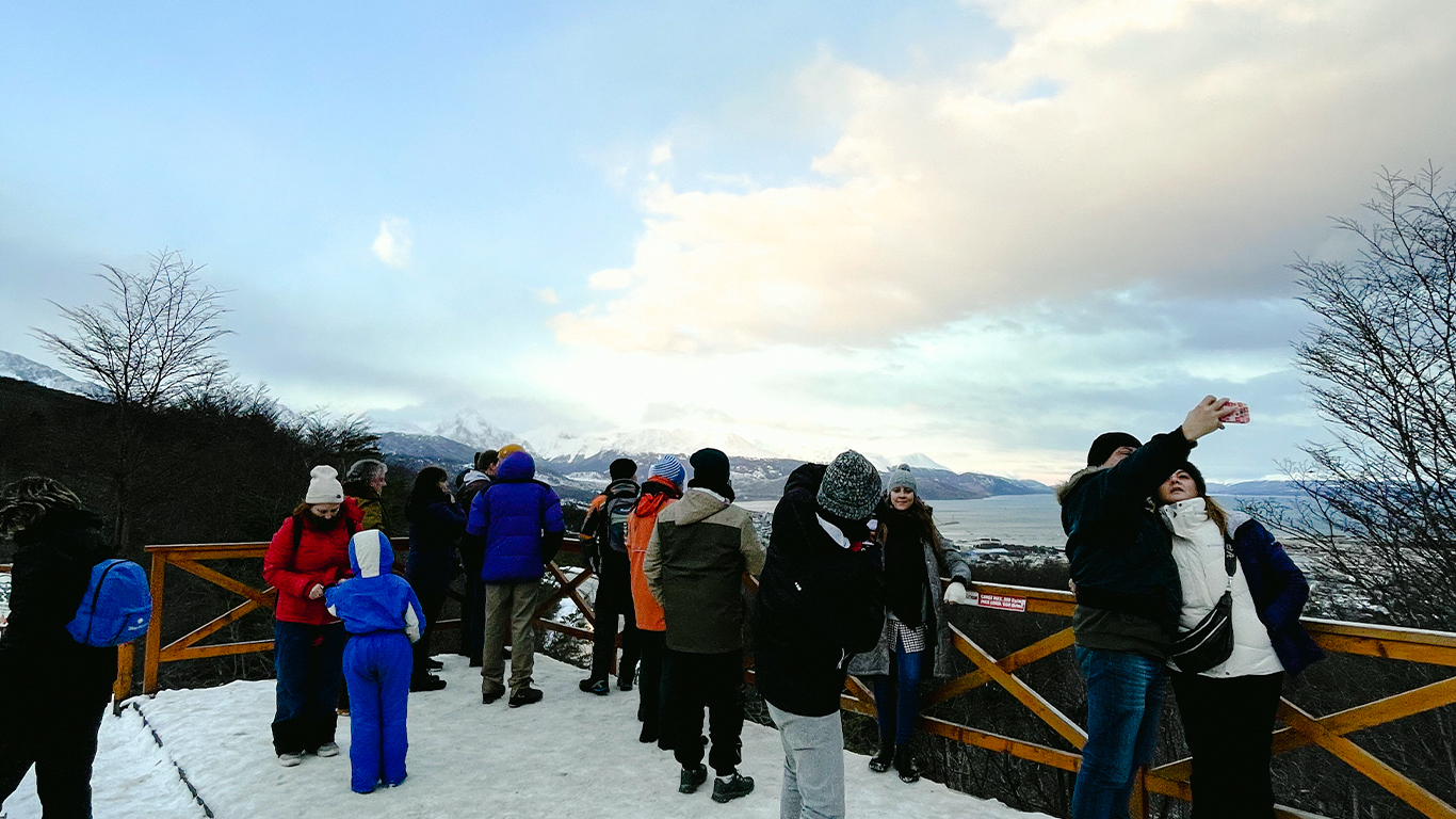 Turistas tomando fotos en Ushuaia