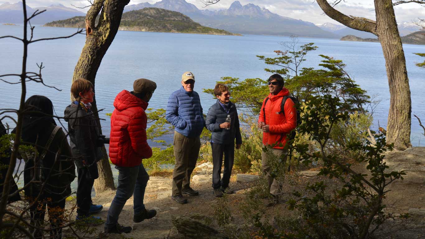 Turistas en Bahía Ensenada Ushuaia