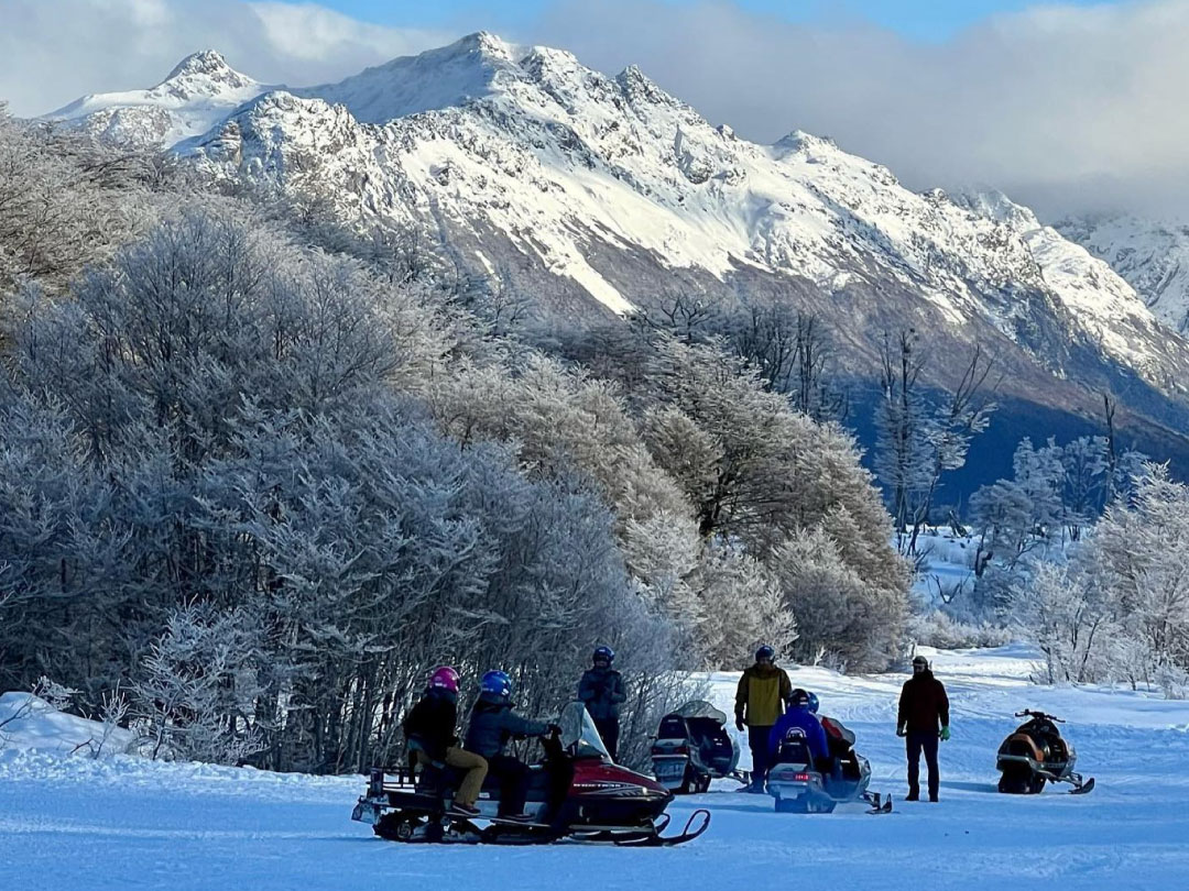 turistas en la nieve de ushuaia
