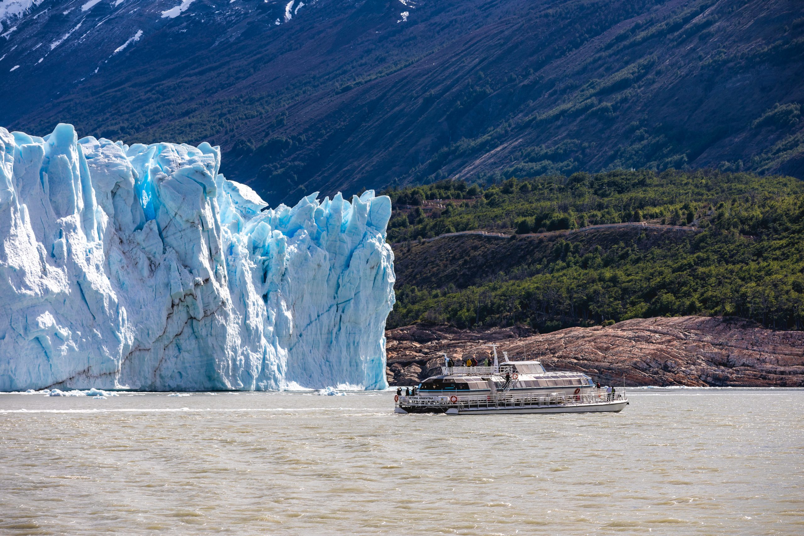 safari azul navegacion frente al glaciar